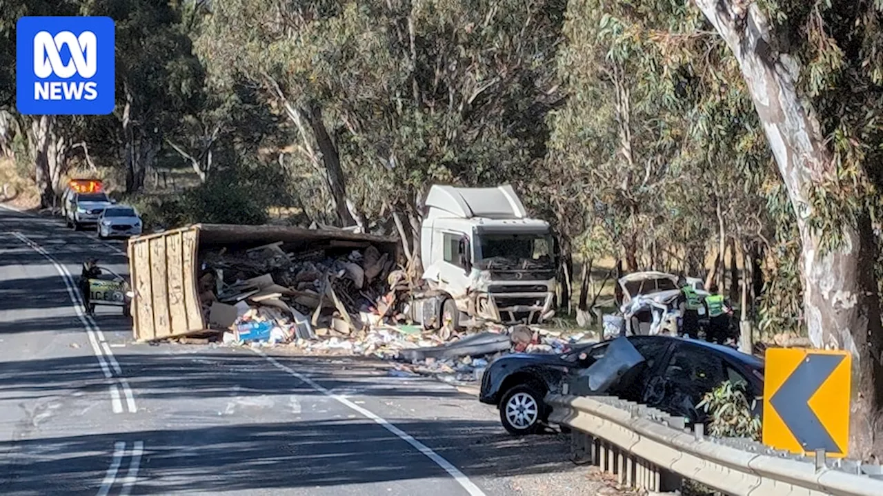 Two dead and seven others injured in multi-vehicle crash at Wattle Flat south of Adelaide