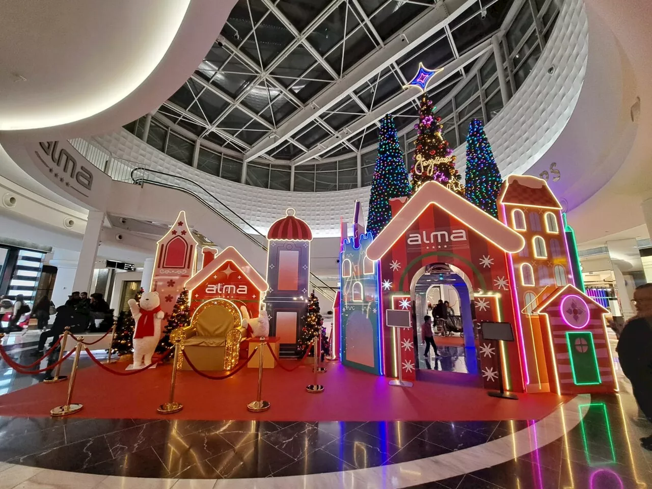 À Rennes, ce centre commercial lance la saison des fêtes et installe ses décorations de Noël