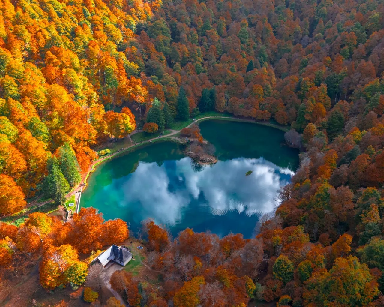 Ces vues aériennes d'un lac des Pyrénées sont particulièrement magiques en cette période