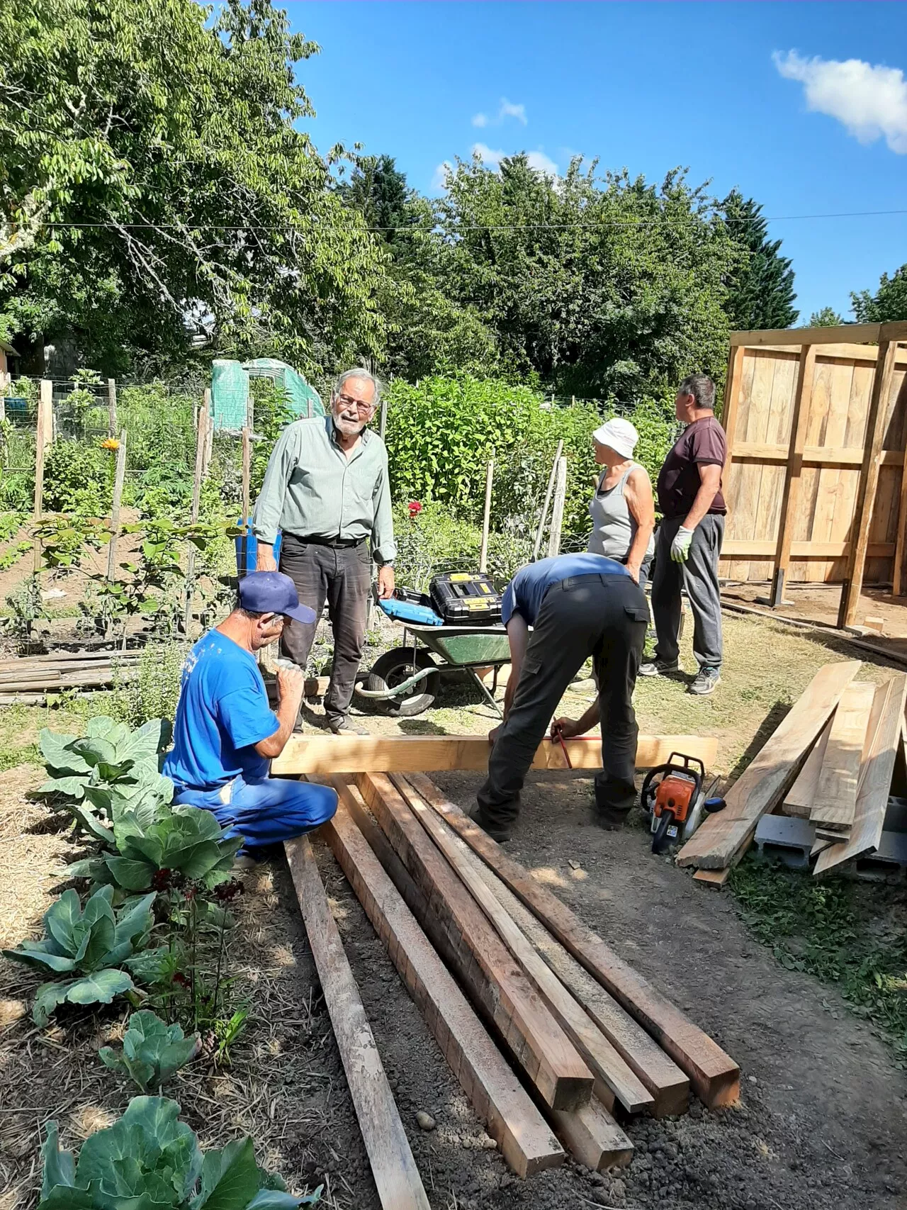 Dordogne. Jardinot Chamiers construit une cabane témoin