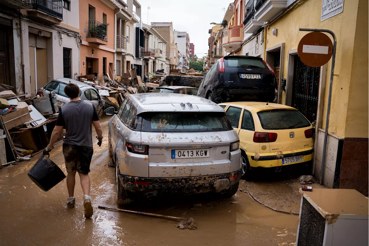 Alluvione Spagna, bilancio morti e nuova allerta meteo: contestazioni a Valencia, ultime news