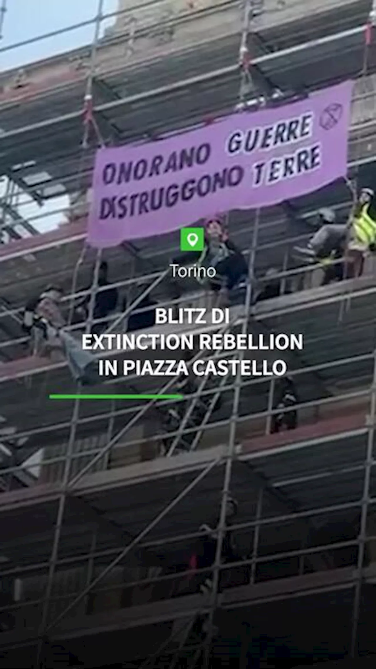 Blitz di Extinction Rebellion in Piazza Castello