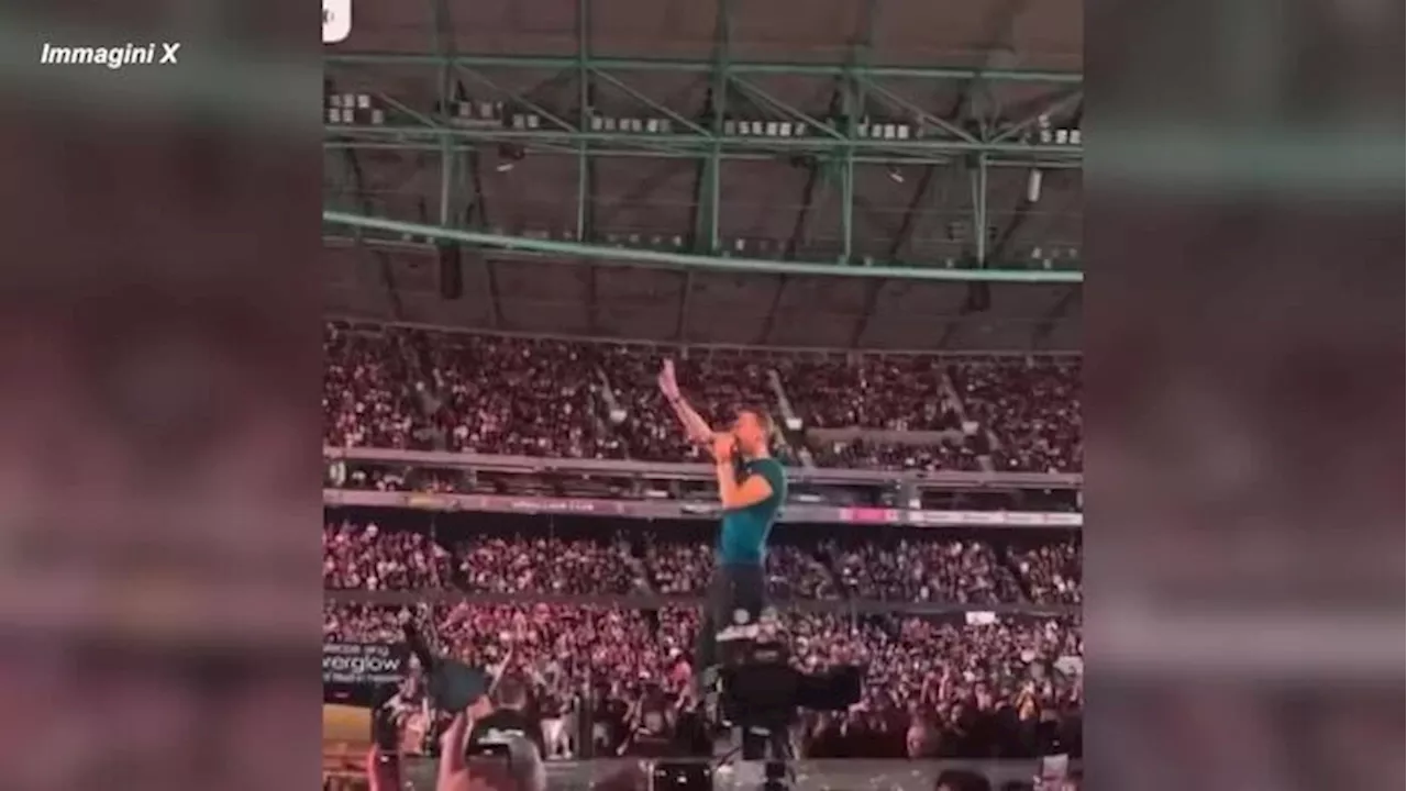 Chris Martin cade in una botola sul palco durante un concerto in Australia