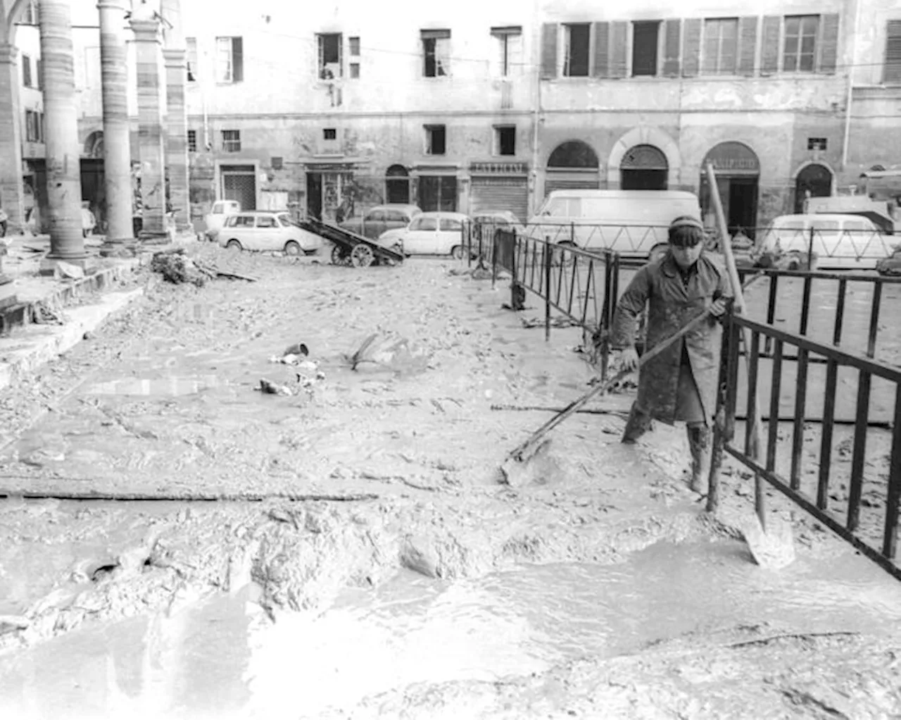 Firenze ricorda l'alluvione nel 1966: 'La città si trovò col fango alla gola'