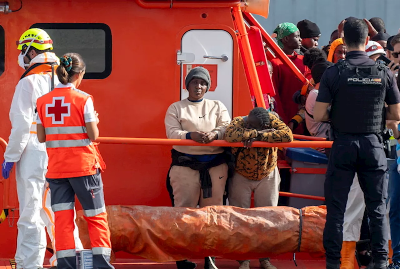 Migranti nel porto di Arrecife, nelle Canarie