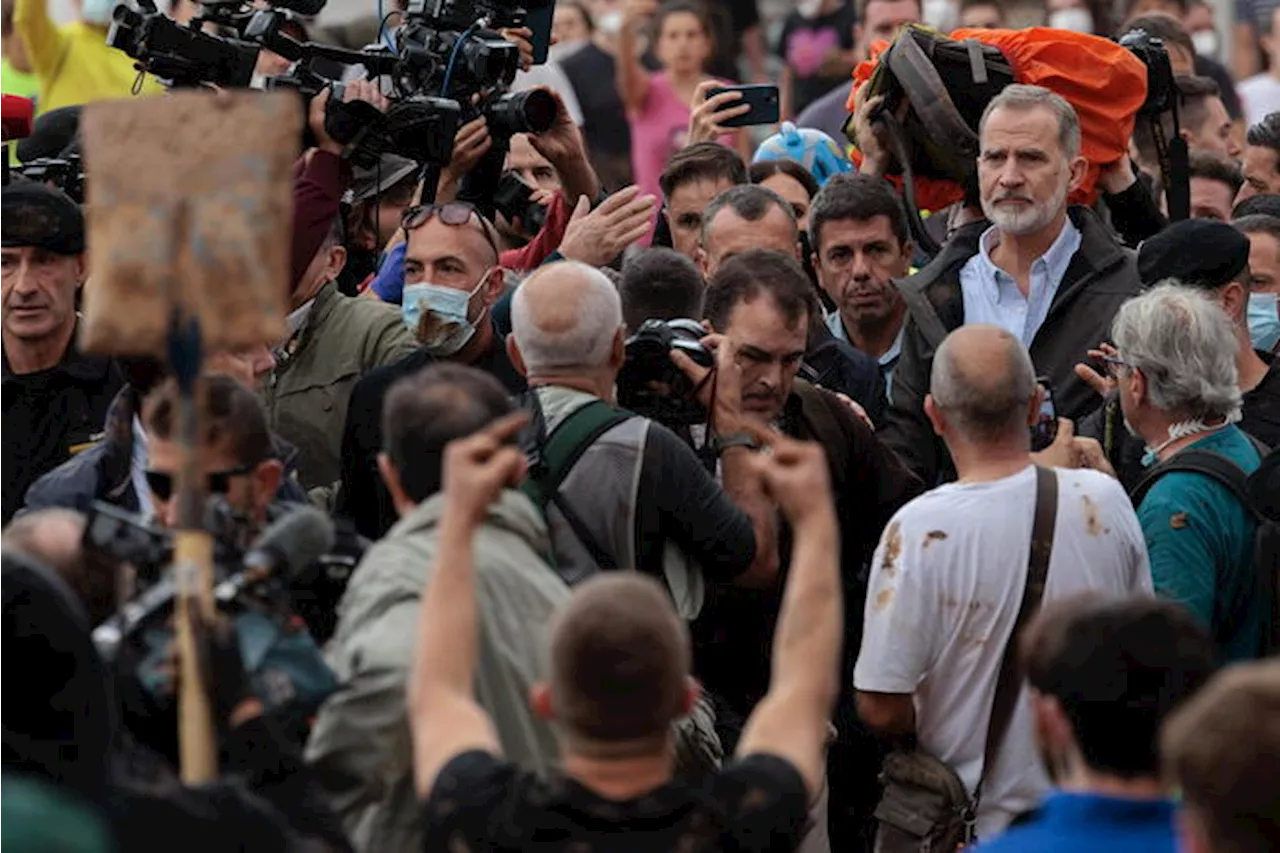 Re Felipe presiede una riunione dell'esercito per la catastrofe a Valencia