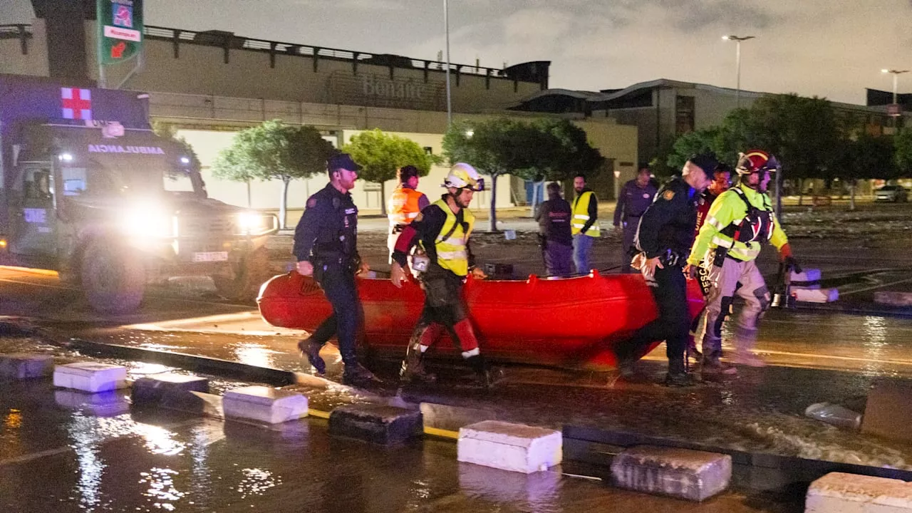 Todes-Flut von Valencia: Taucher suchen in Tiefgaragen nach Leichen