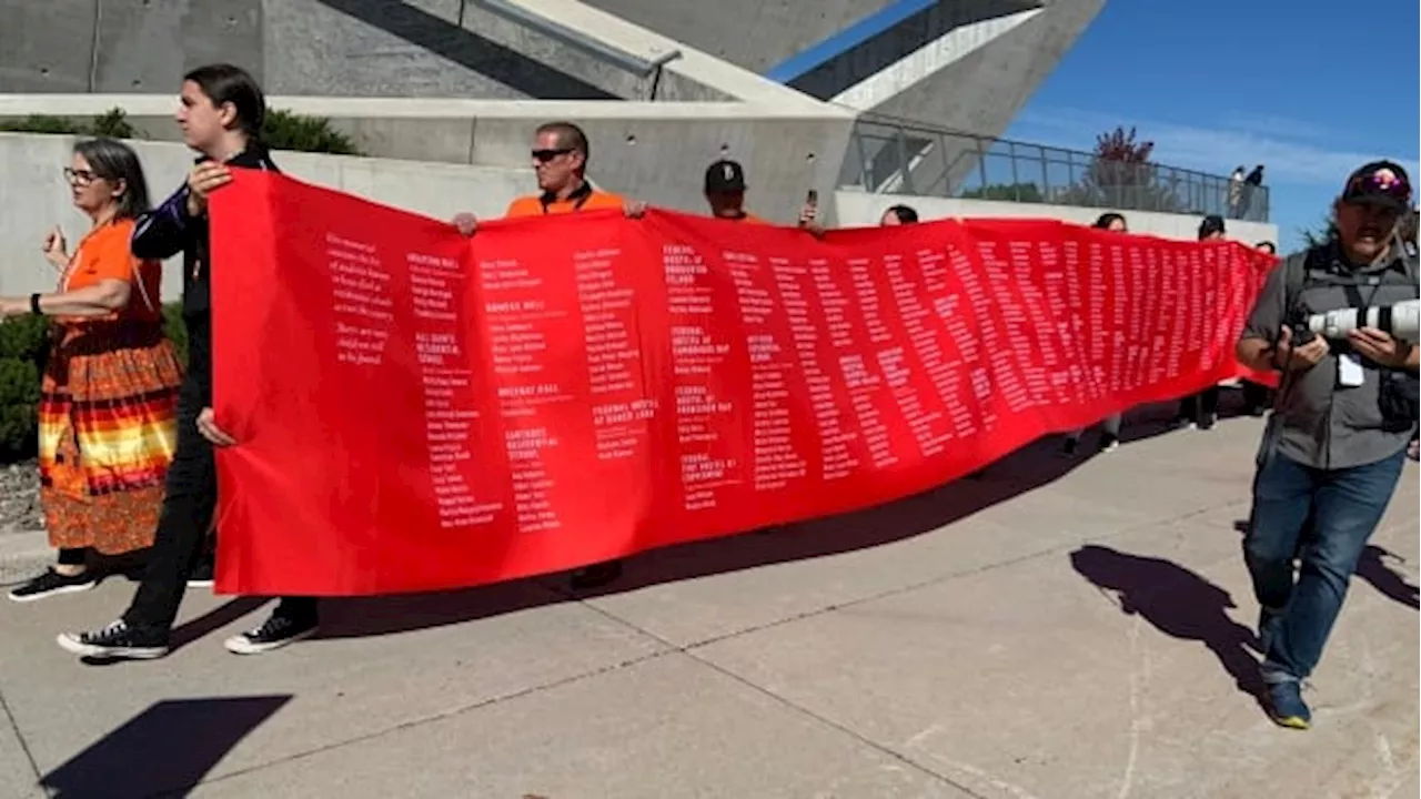 On National Day for Truth and Reconciliation, Murray Sinclair challenges Canadians to be mindful year-round