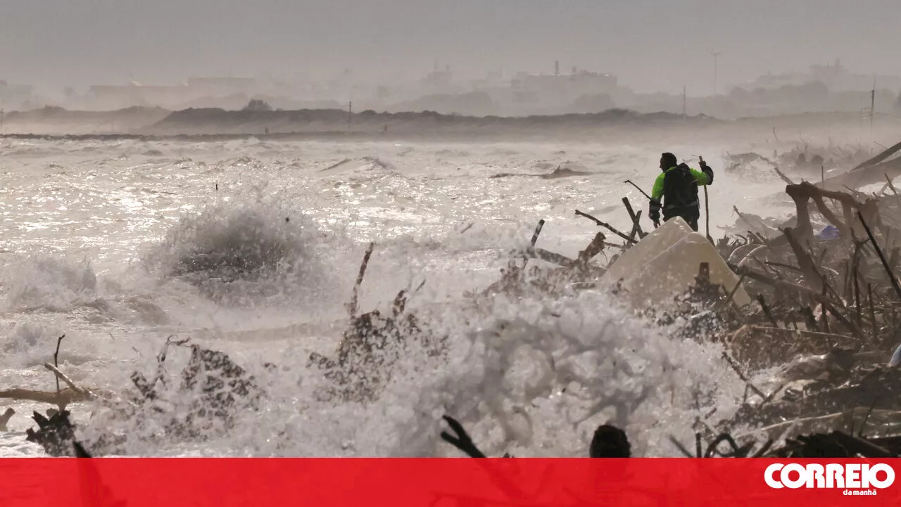 Pelo menos três corpos encontrados em praias de Valência