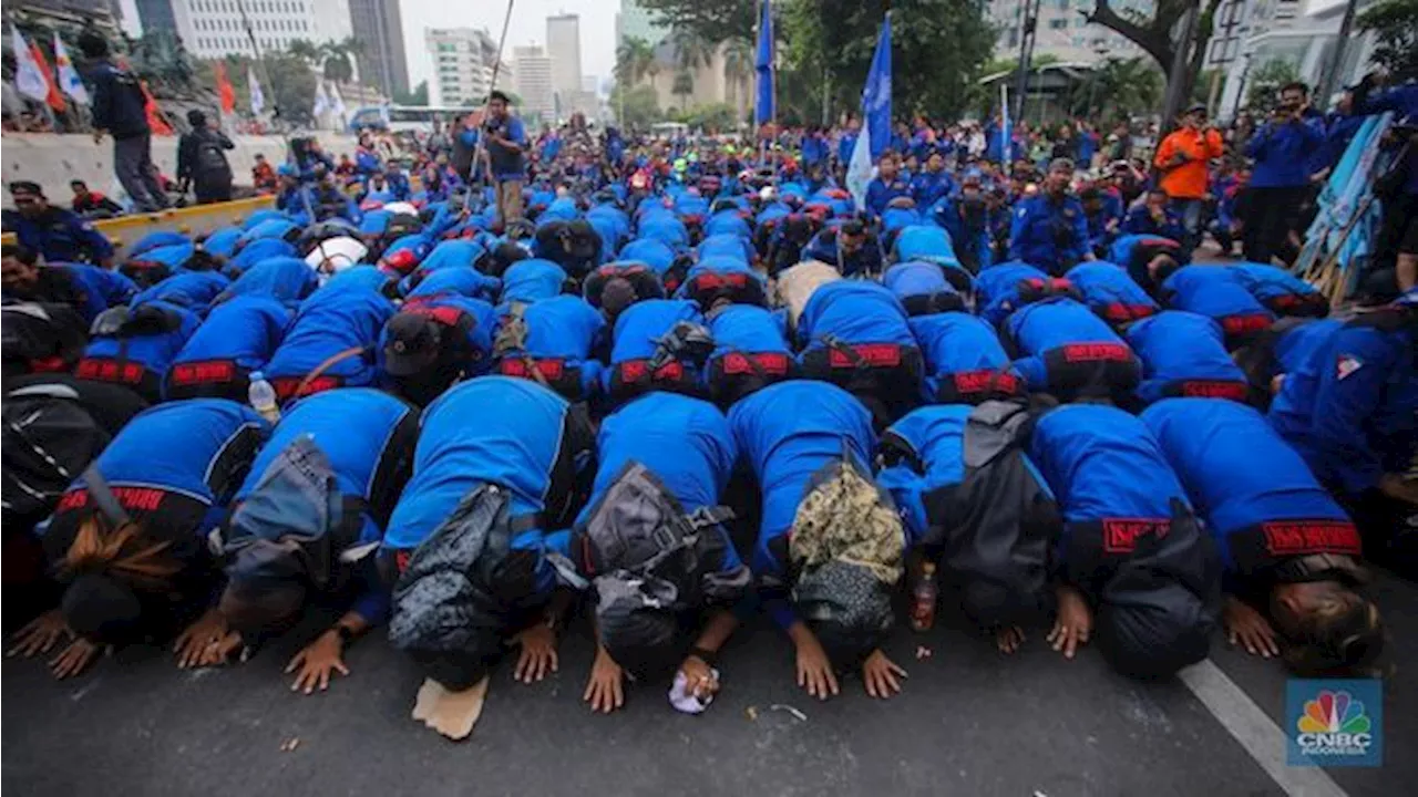 Putusan MK Soal UU Ciptaker, Sujud Syukur Buruh & Sikap Pemerintah