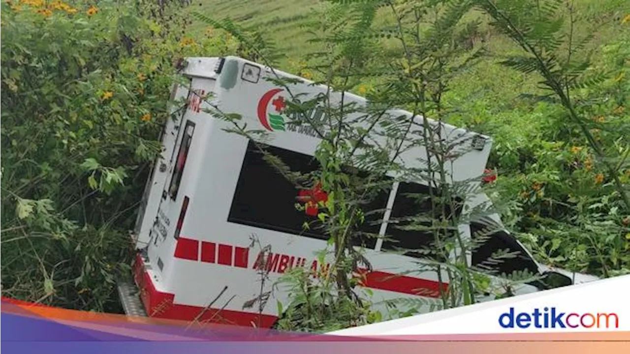 Mobil Ambulans Pemkab Tapsel Tabrakan Beruntun di Toba, 15 Orang Luka