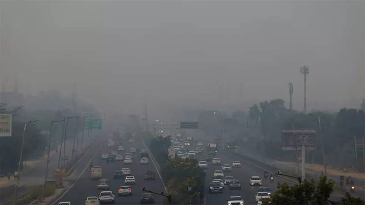 India hands out fines to owners of polluting vehicles, building sites