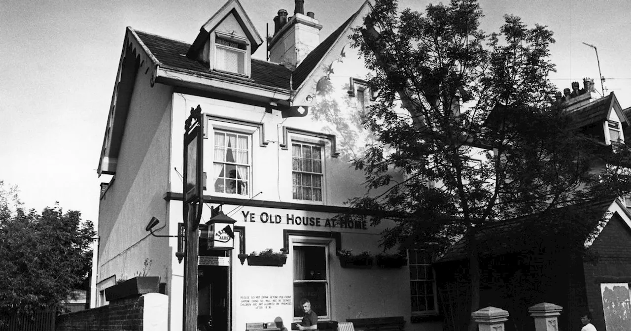 'Liverpool's smallest pub' seen in rare 80s photograph