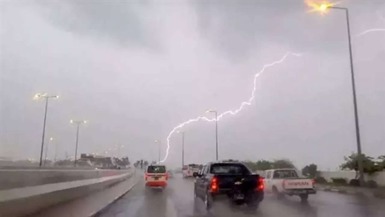 البس الووتر بروف| أمطار رعدية تضرب البلاد.. الشتاء قادم