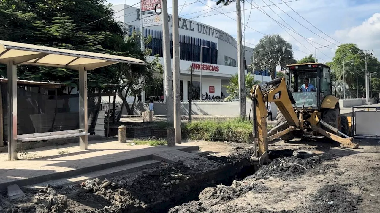 Alcaldía de Soledad realiza limpieza del drenaje en la calle 30