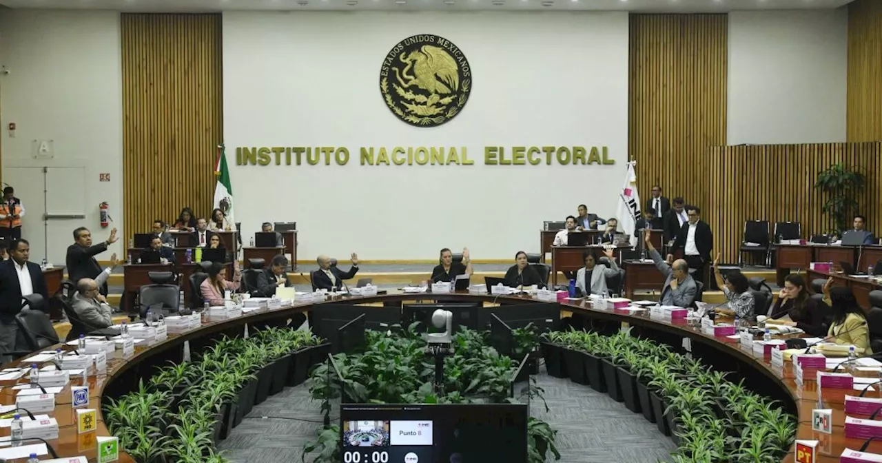 Juez multa con 54,000 pesos a consejeros del INE y ordena suspender elección