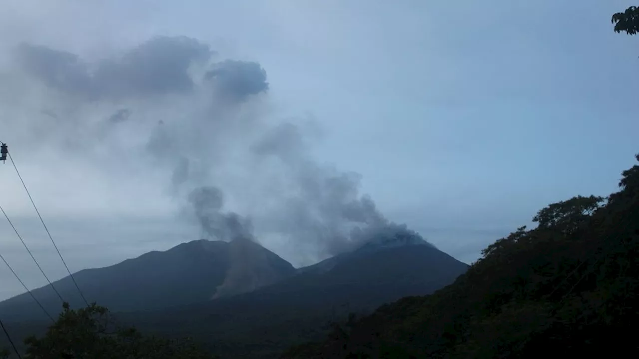 Status Gunung Lewotobi Laki-laki Naik Jadi Awas, Ribuan Warga Terdampak Erupsi