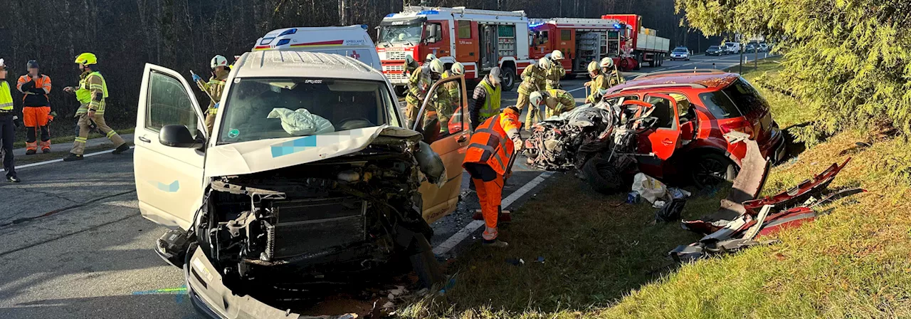 Lenker in Auto eingeklemmt - Frontalcrash von Transporter und Auto