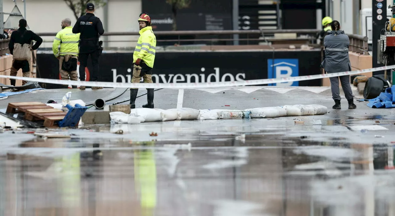 Valencia, cosa è successo nel centro commerciale: la paura del «cimitero» nel parcheggio, quante auto c'erano