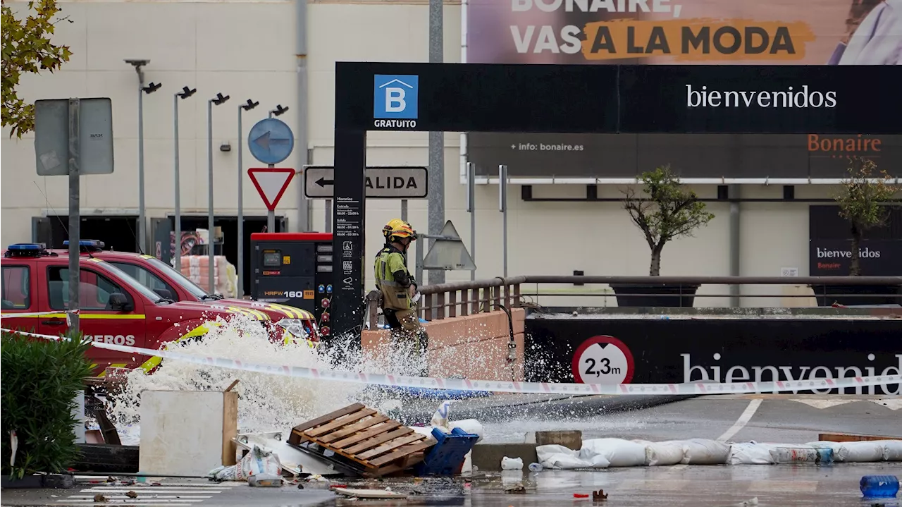 Así se inundó el parking de Bonaire con una capacidad de 80 piscinas olímpicas