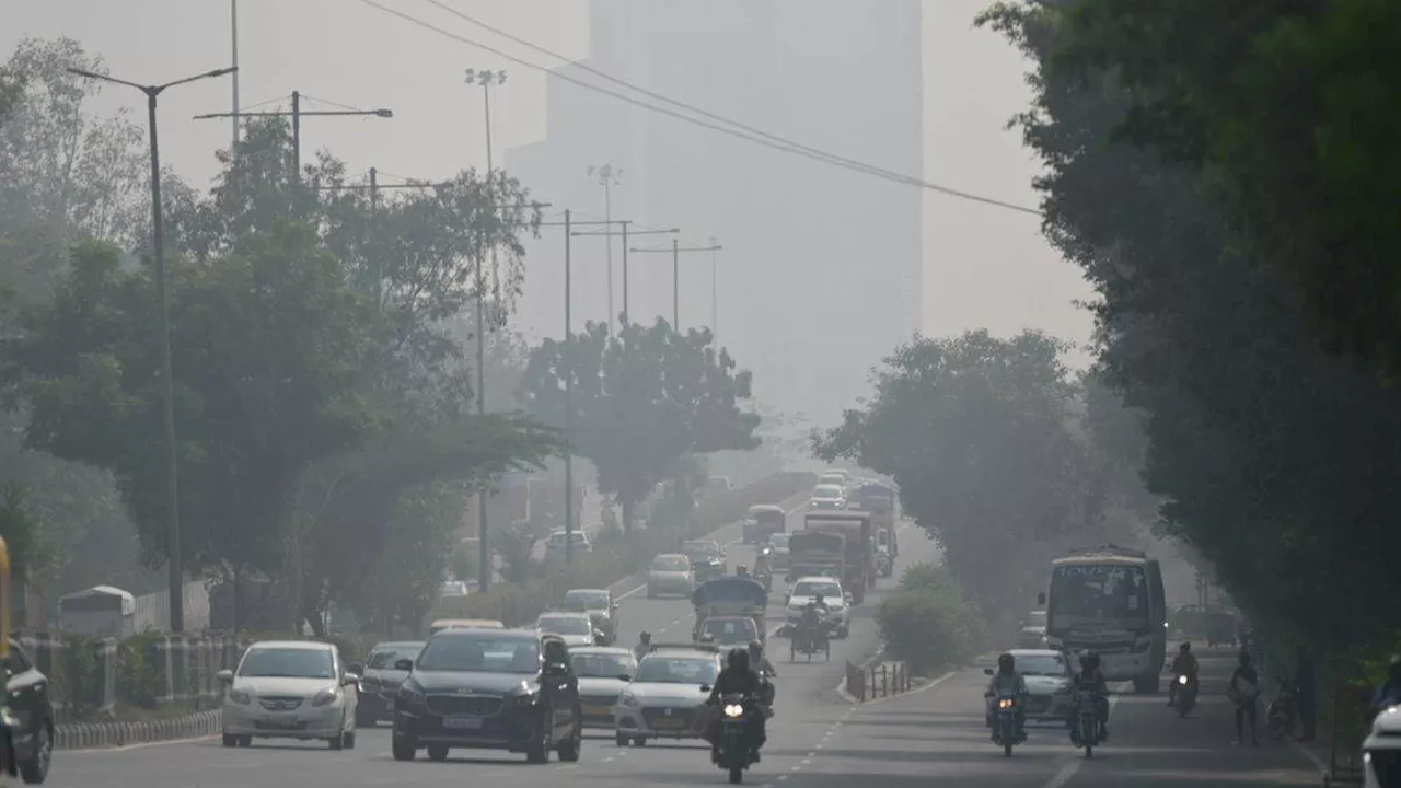 Delhi Weather: दिल्ली में सांसों पर बढ़ता खतरा, 11 इलाकों में AQI 400 पार; विजिबिलिटी भी होने लगी कम