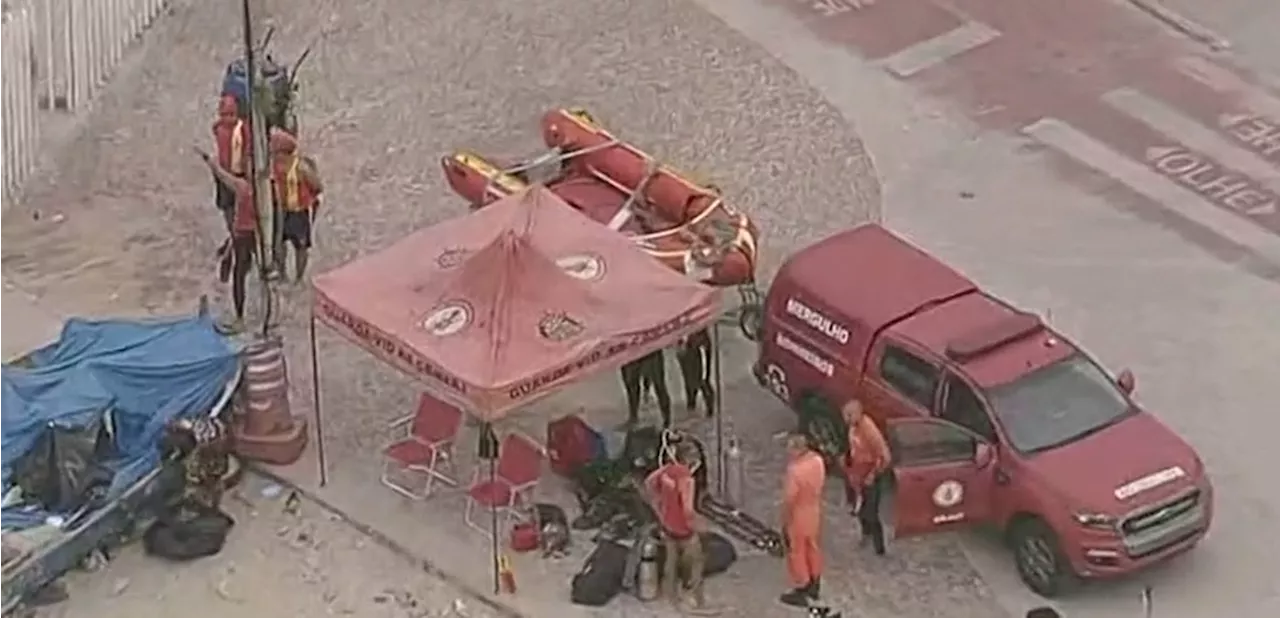 Equipes do Corpo de Bombeiros fazem buscas por homem que se afogou no mar do Recreio, altura do Posto 12