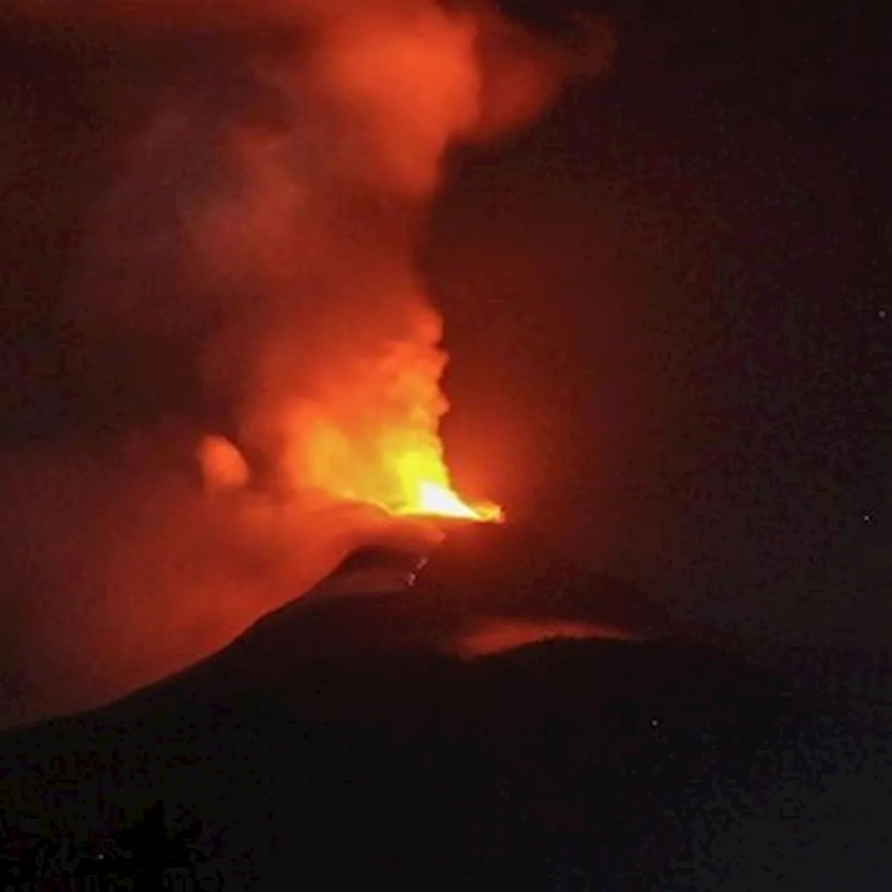 Dunia Hari Ini: Setidaknya 10 ribu orang Tedampak Letusan Gunung Lewotobi Laki-laki