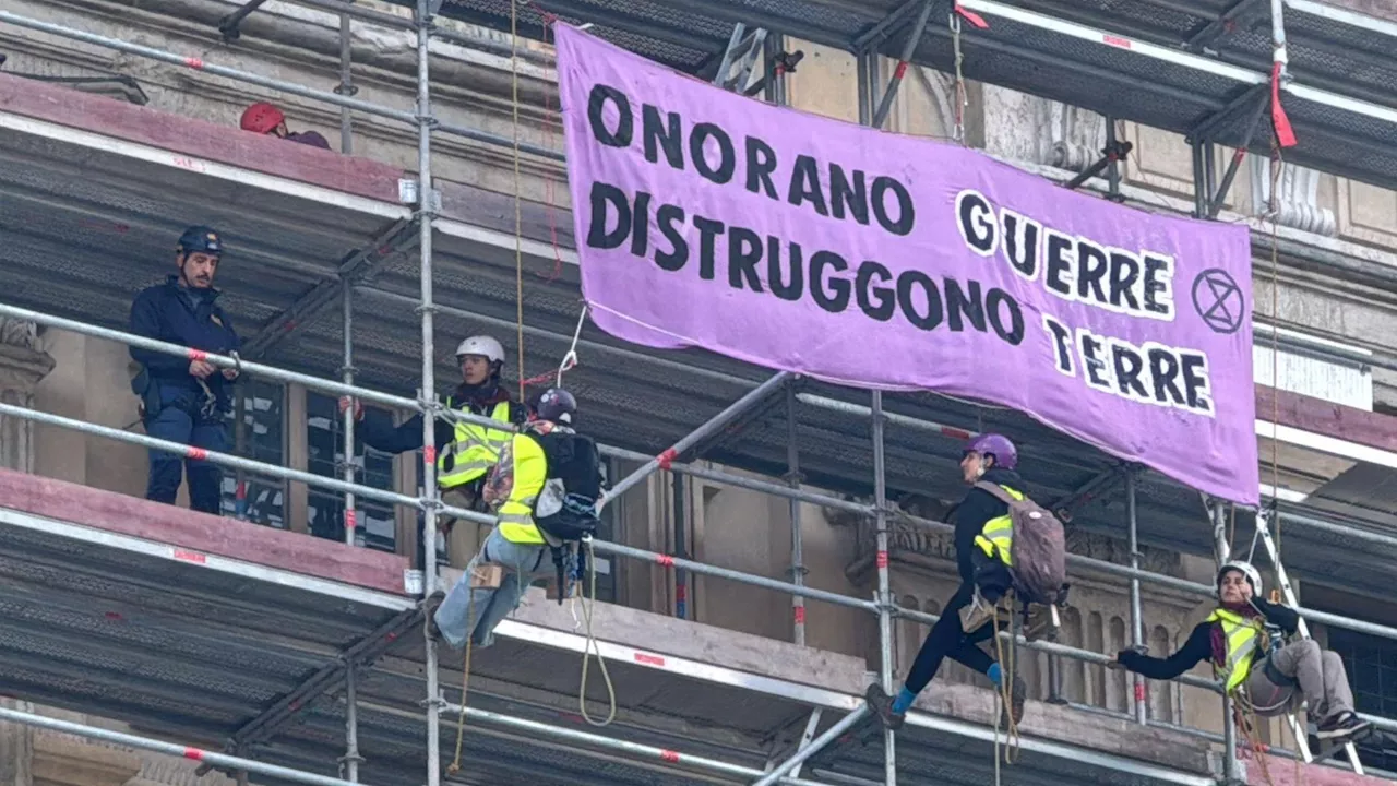 Gli Extinction Rebellion salgono su Palazzo Madama e fermano la celebrazione delle Forze Armate