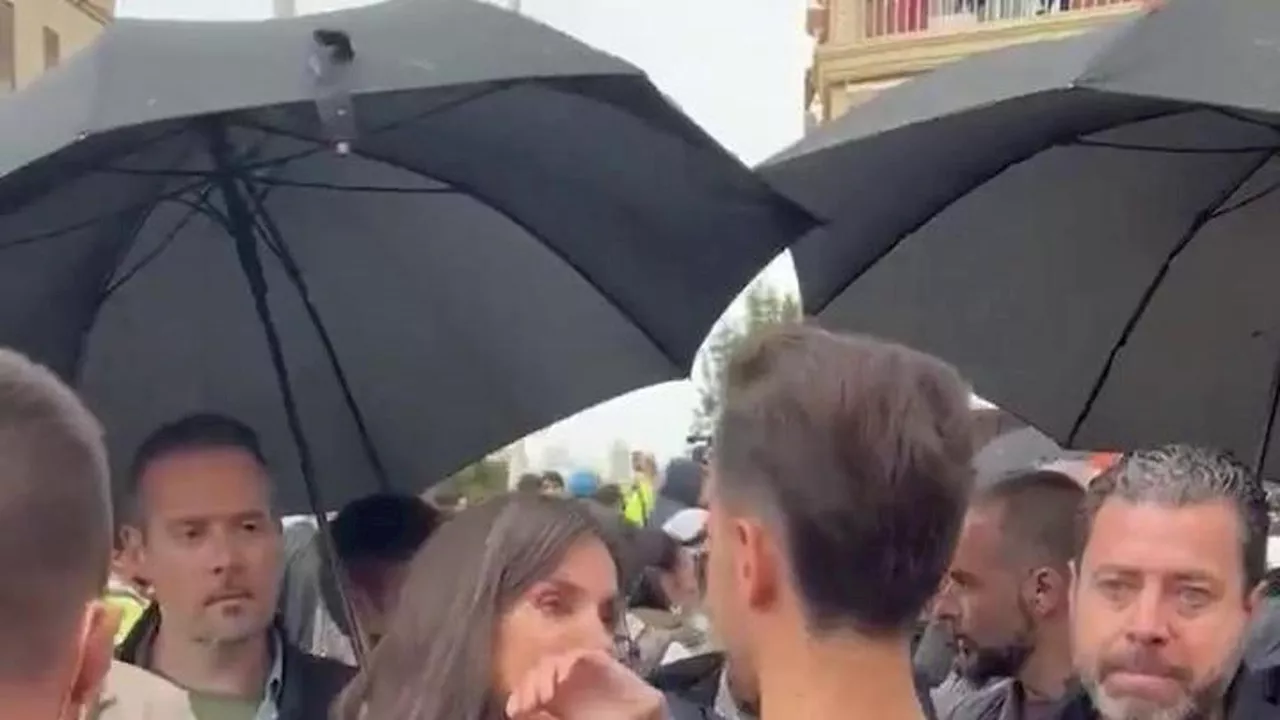 La regina di Spagna Letizia scoppia in lacrime durante la visita agli alluvionati