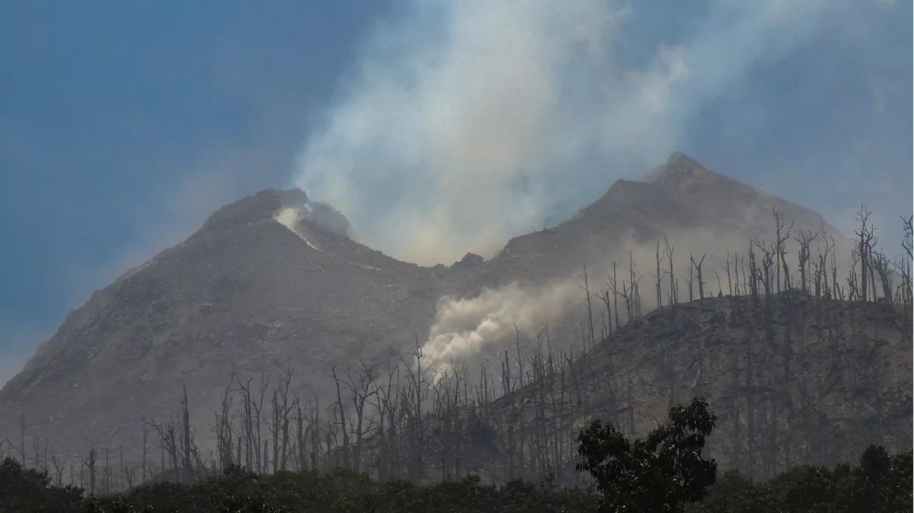 En Indonésie, les éruptions d’un volcan font des morts et recouvrent les villages de cendres