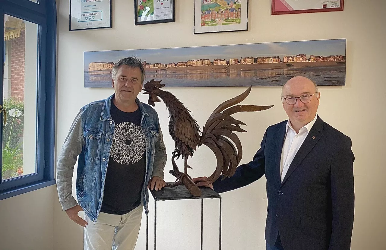 Une statue d'un coq gaulois se pose en mairie de Mers-les-Bains