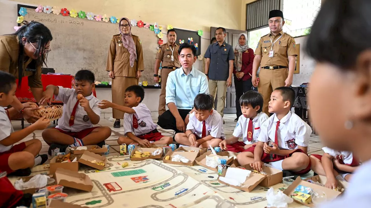 Gibran Tinjau Makan Bergizi Gratis di SDN 1 Langkai, Palangka Raya