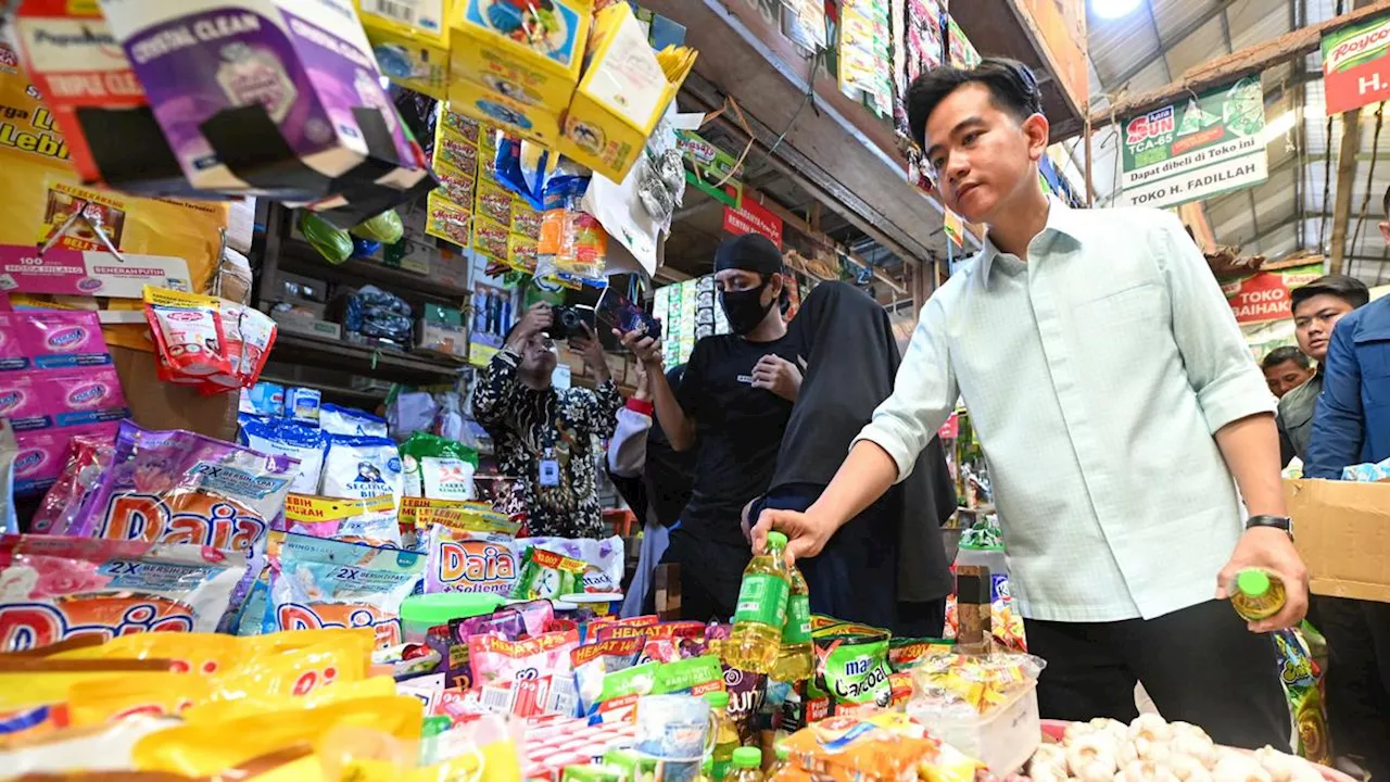 Gibran Tinjau Pasar Tradisional Kahayan di Palangka Raya, Beli Cabai dan Bawang