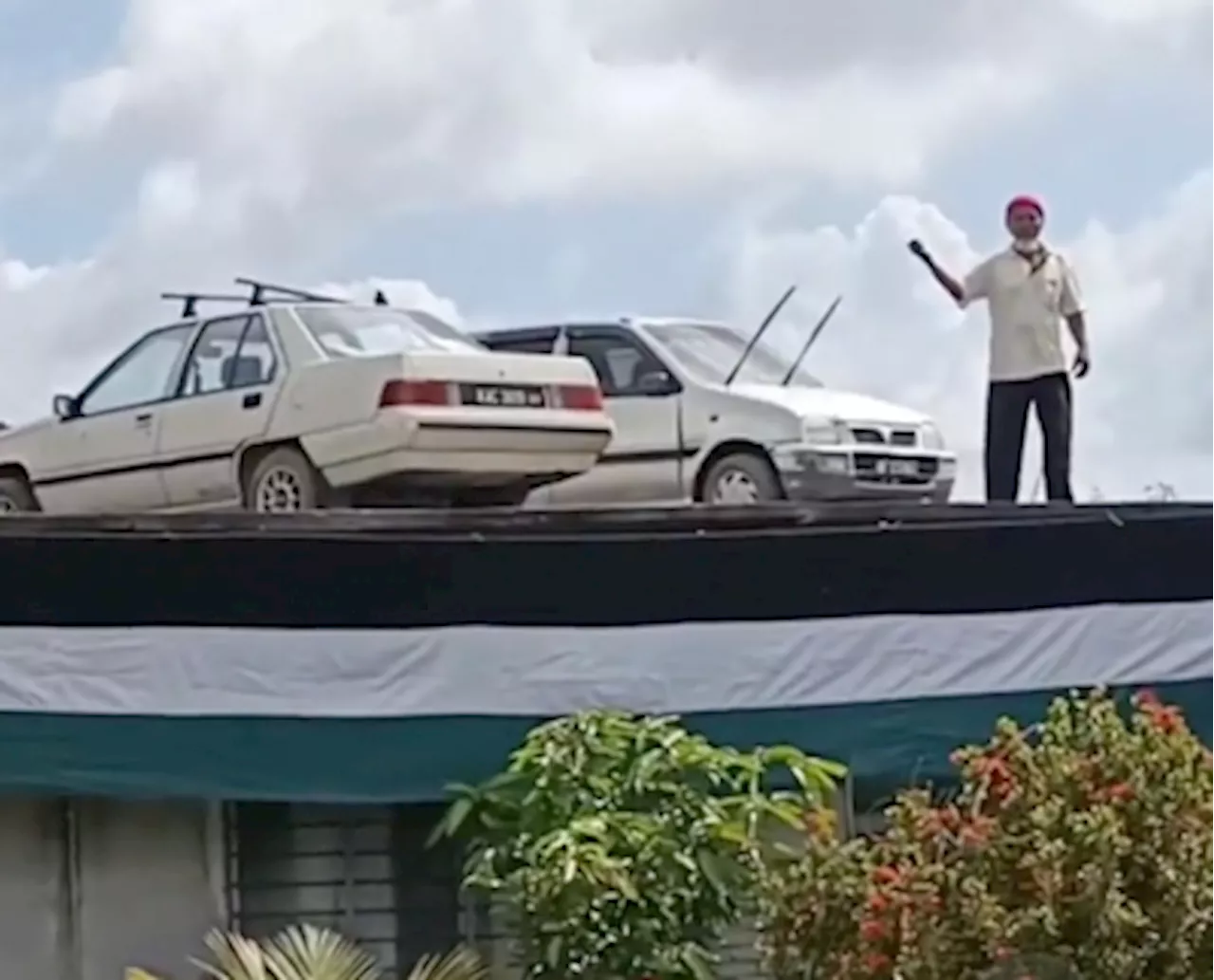 Memang solid: ‘I could fit four more up here,’ says Ayer Hitam man who went viral for parking two cars on his roof