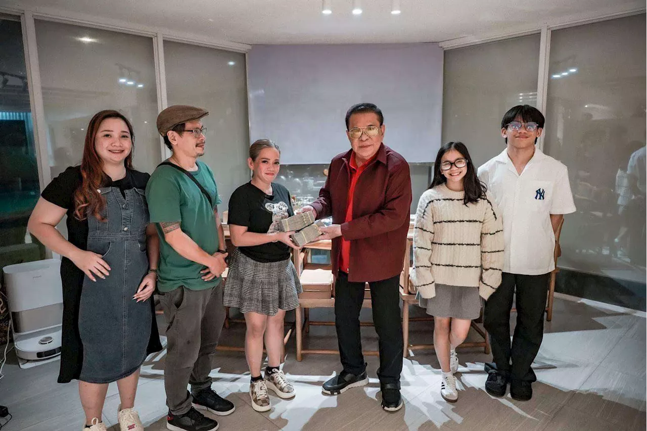 Chavit Singson gifts Yulo family P1 million