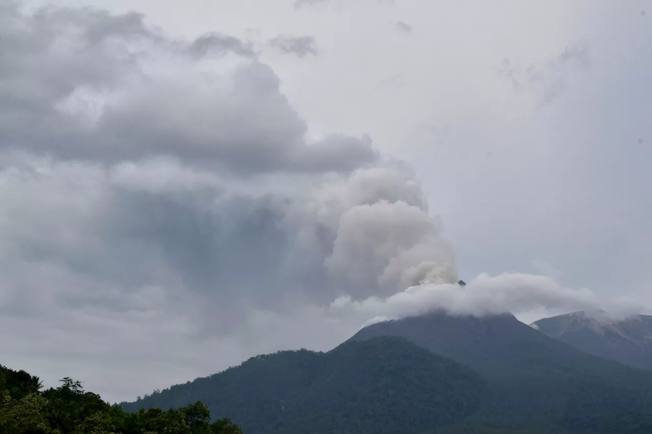 Volcanic eruption burns houses in Indonesia, killing at least 6 people