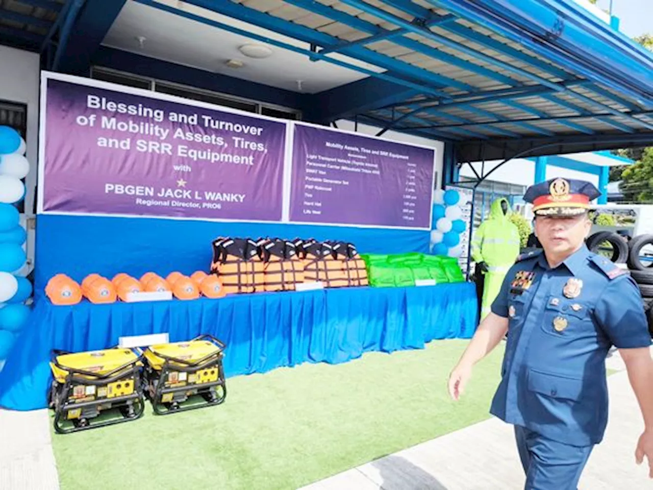 Western Visayas police units receive 176 life vests