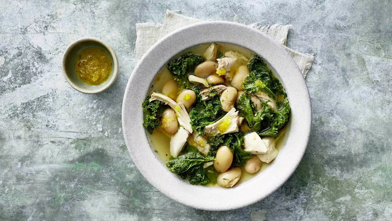 Zitronige Hühnersuppe mit Grünkohl und weißen Bohnen