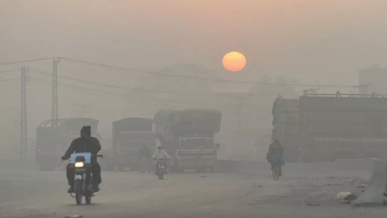 डेंगू के बाद वायु प्रदूषण से बिगड़े पाकिस्तान के हालात, लाहौर में AQI 1900 पार, भारत पर मढ़ा ये आरोप