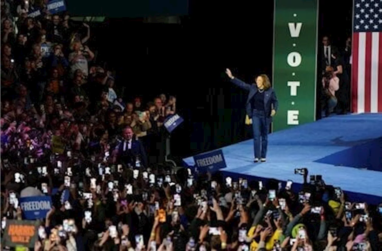 米大統領選、両候補が激戦州で支持訴え トランプ氏は暴力的な発言展開