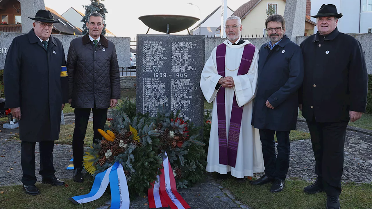 Kränze am Horner Friedhof niedergelegt