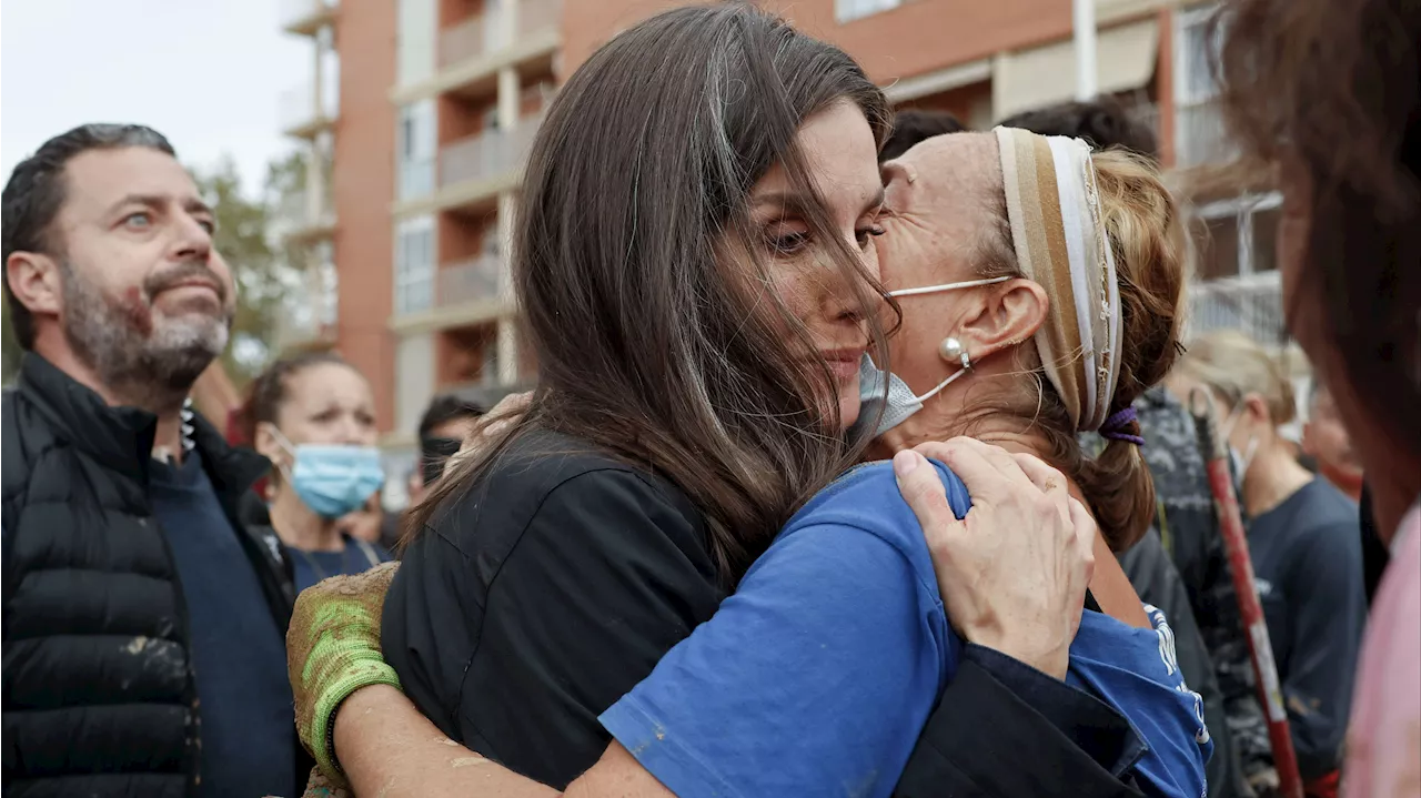 La reina Letizia, emocionada con las víctimas de Paiporta afectas por la DANA de Valencia