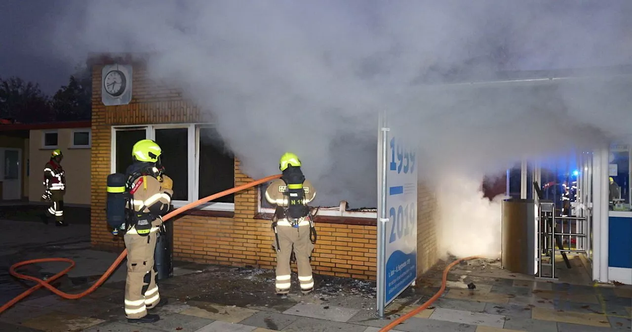 Feuer im Eingangsbereich des Paderborner Waldbades - Polizei vermutet Brandstiftung