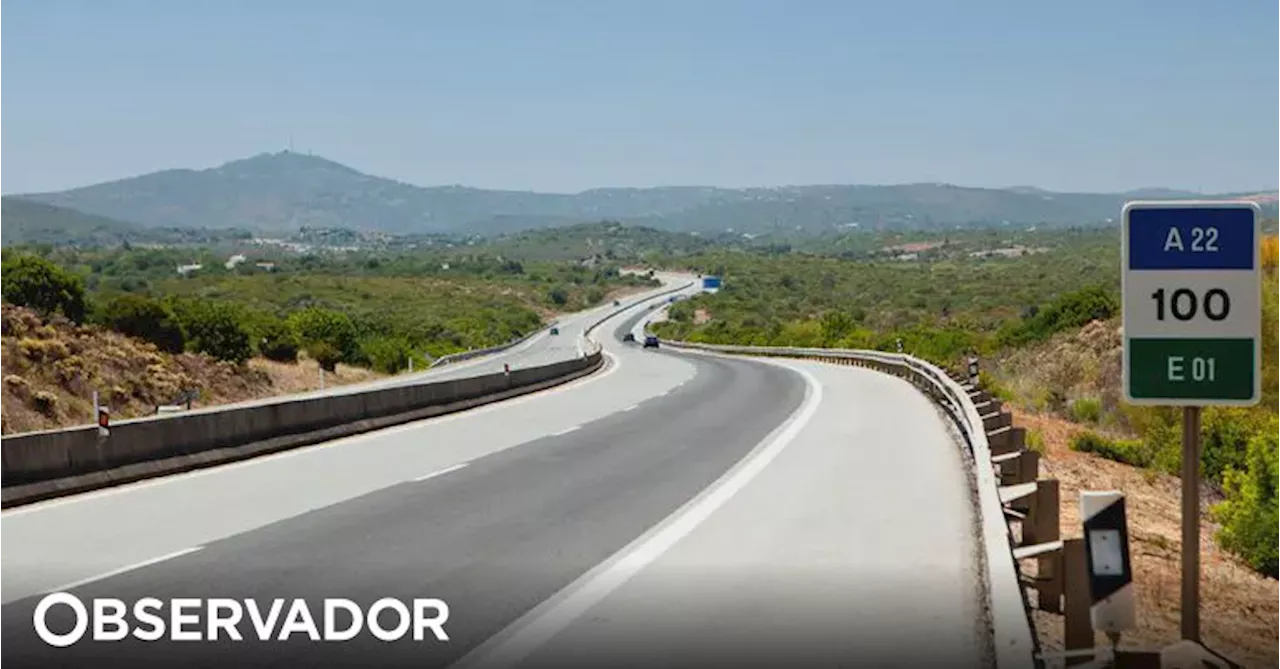 Uma das faixas da A22 no Algarve interrompida devido a despiste de camião betoneira