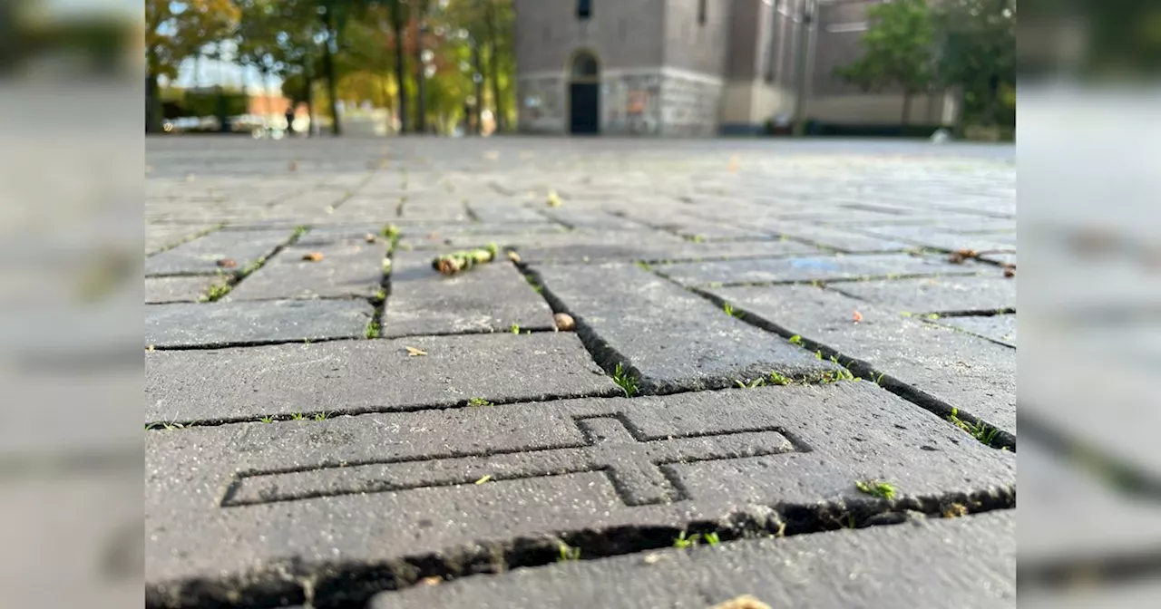 Waarom liggen er steentjes met een kruis erop op de Markt in Emmen?