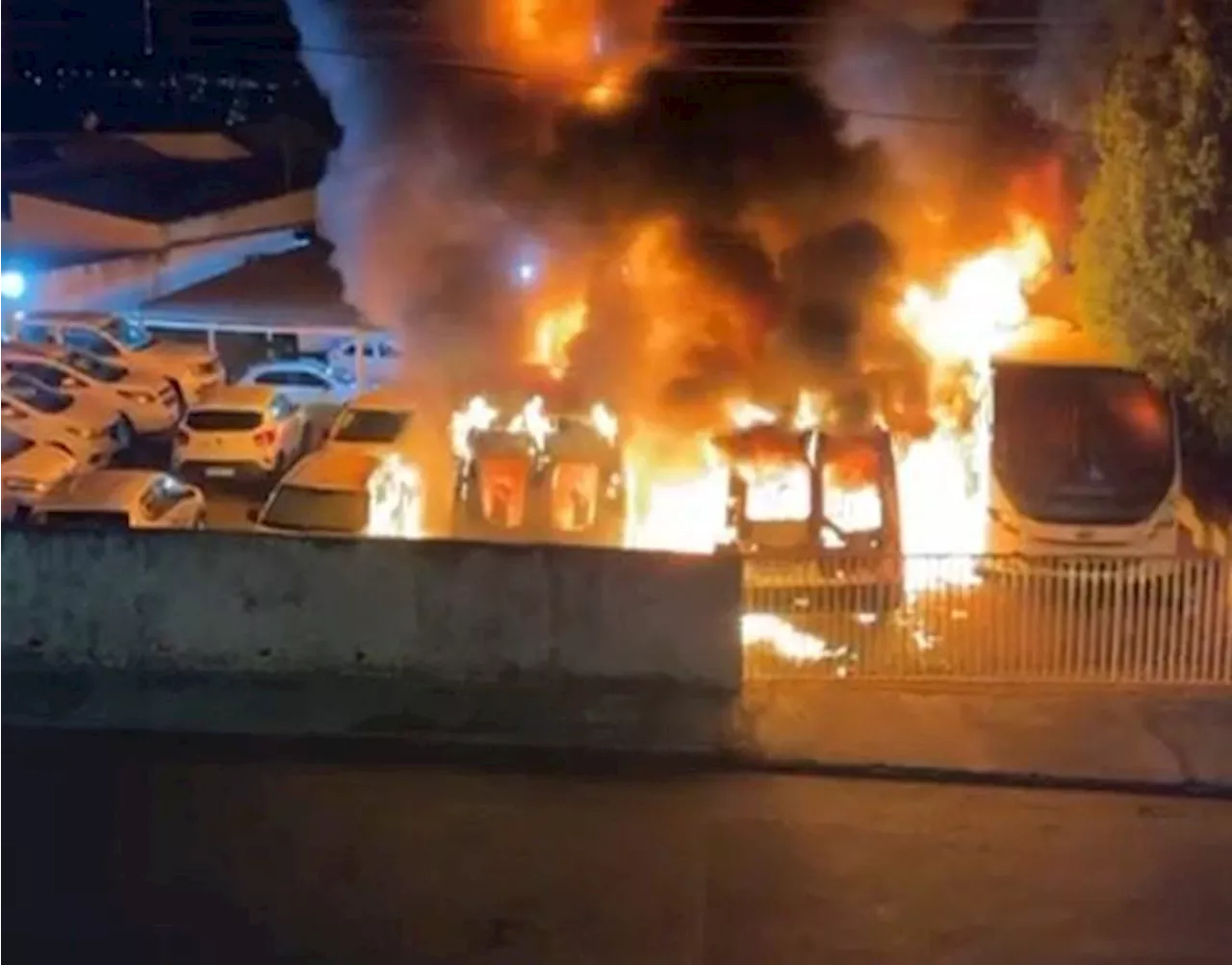 Vídeo: Ambulâncias de Santo Antônio de Posse (SP) são incendiadas por criminosos