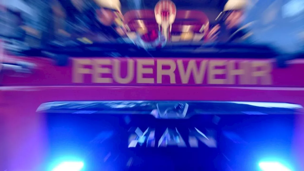 Feuerwehreinsatz: Lastwagen-Unfall führt zu langem Stau auf Autobahn