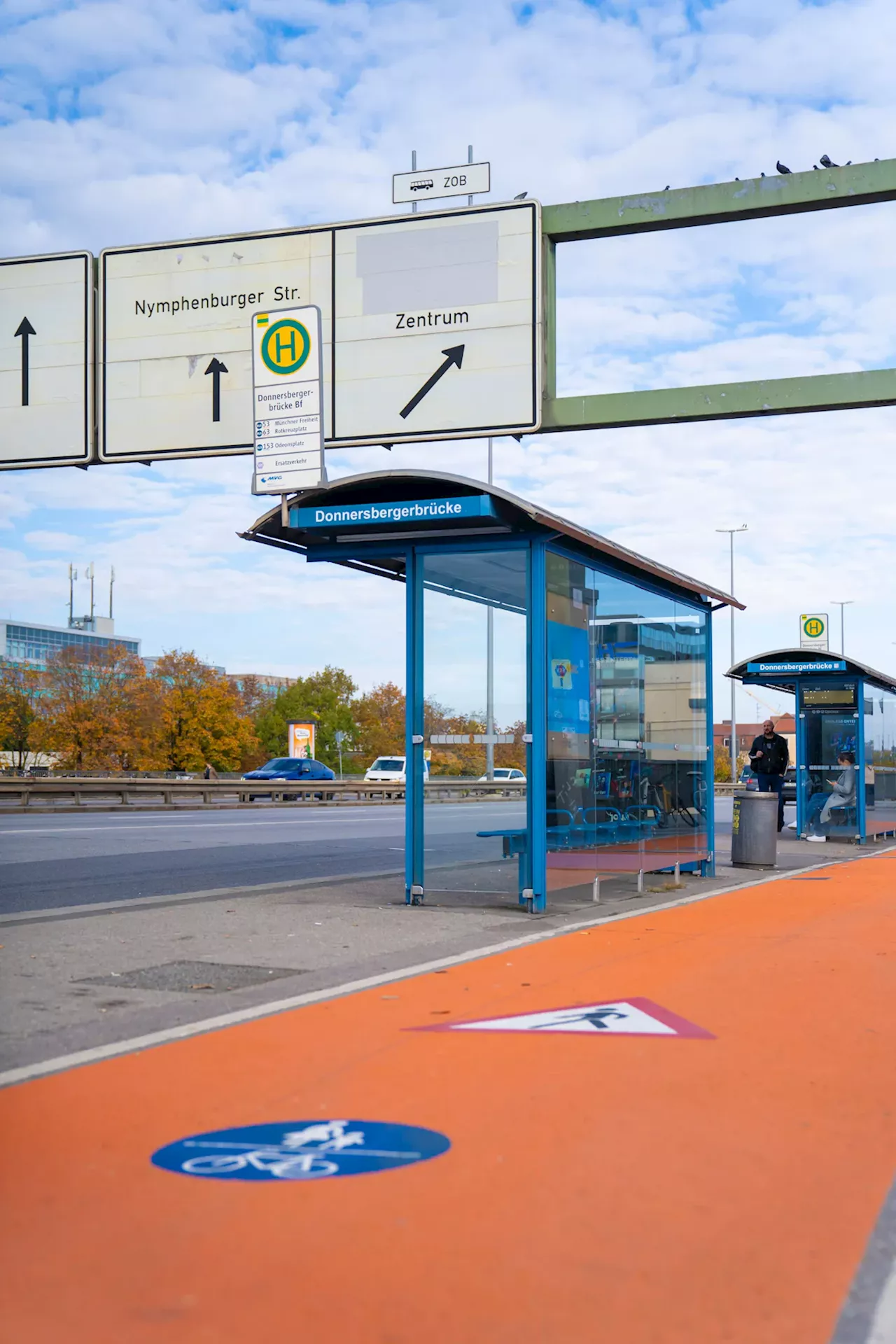 Straßenverkehr in München: Stadt färbt Radwege an Bushaltestellen bunt ein