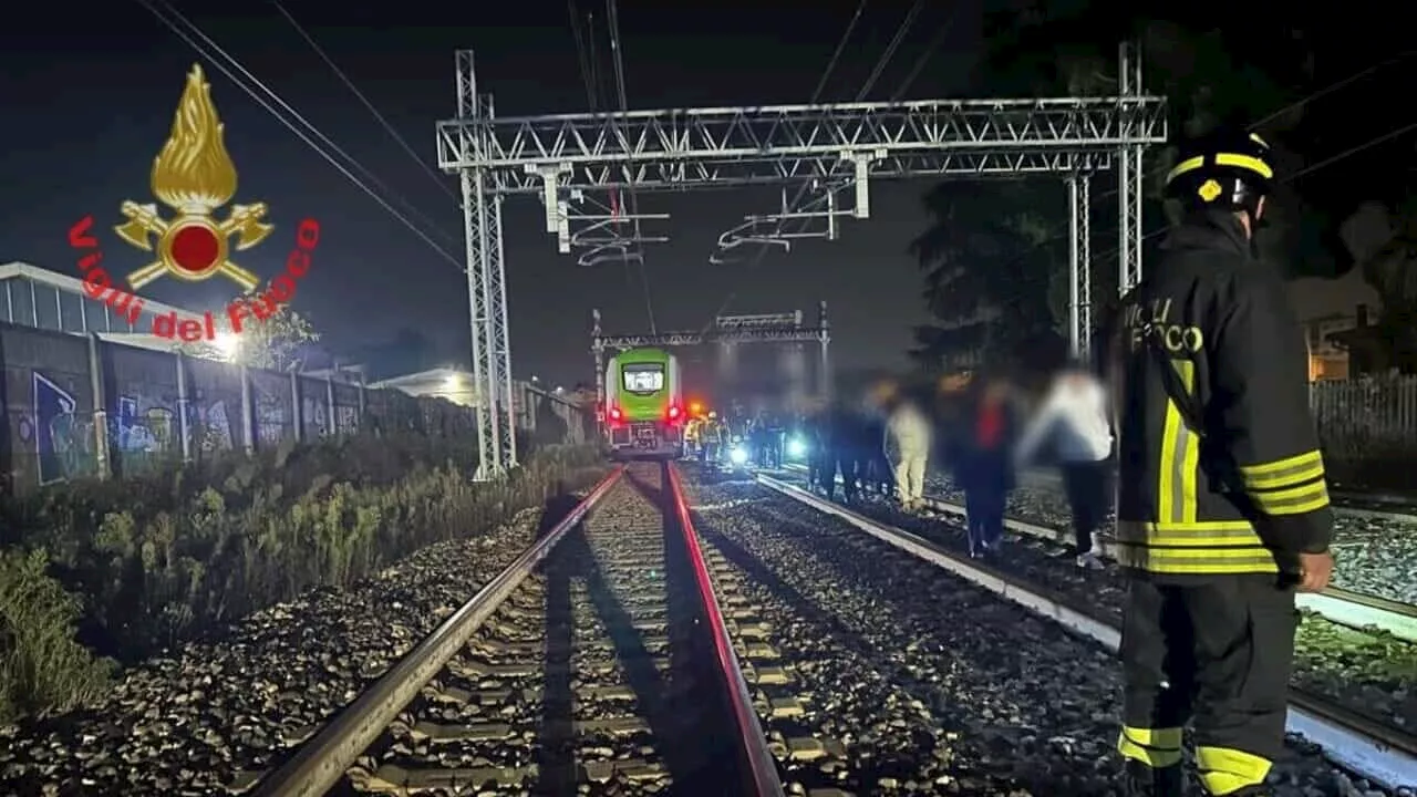 Donna muore travolta da un treno: 130 persone evacuate dal convoglio