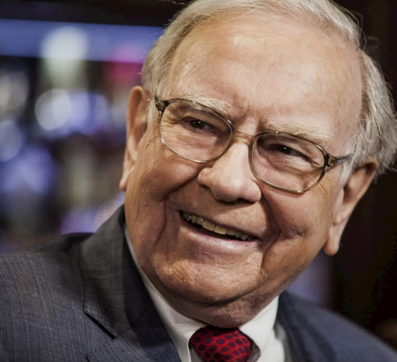 Buffett vende mais ações da Apple e fatia cai quase 60% no ano